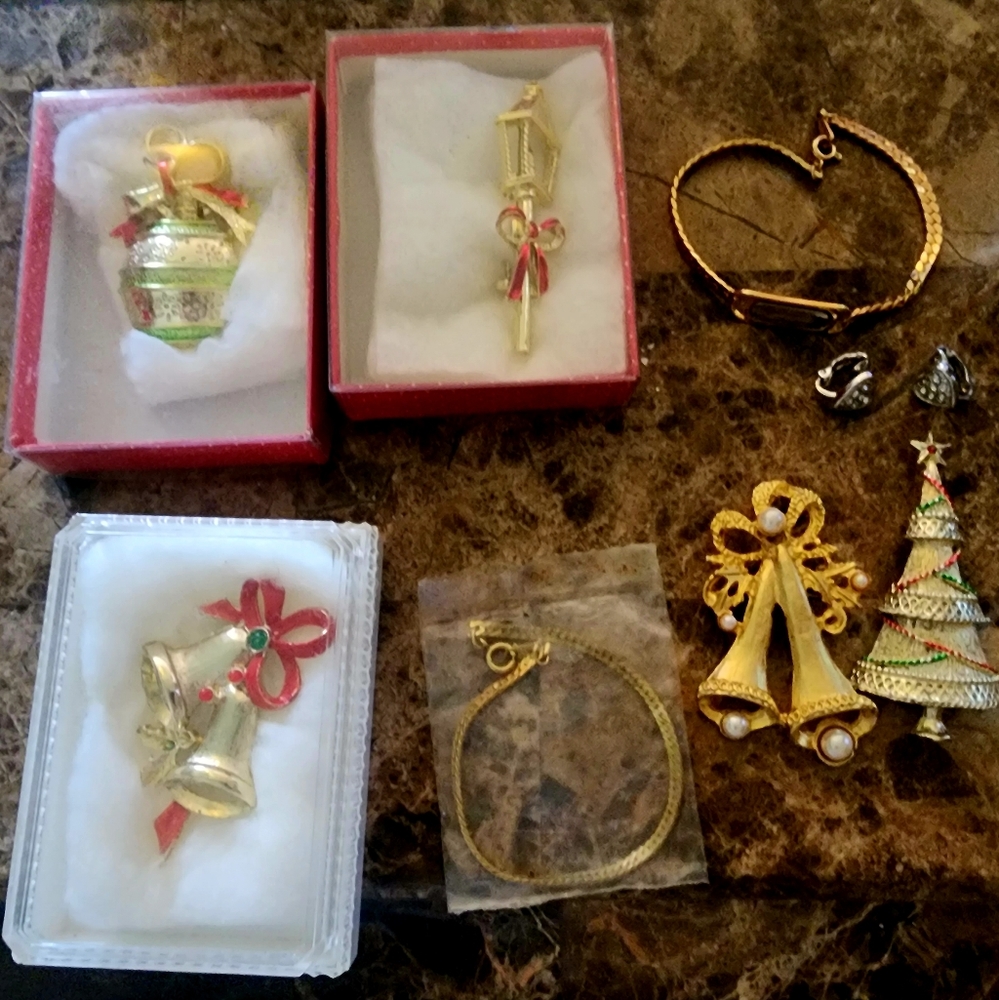 Christmas Holiday Pins Brooches Gerry Beatrix Unamed +Avon Clip-on Heart Earring